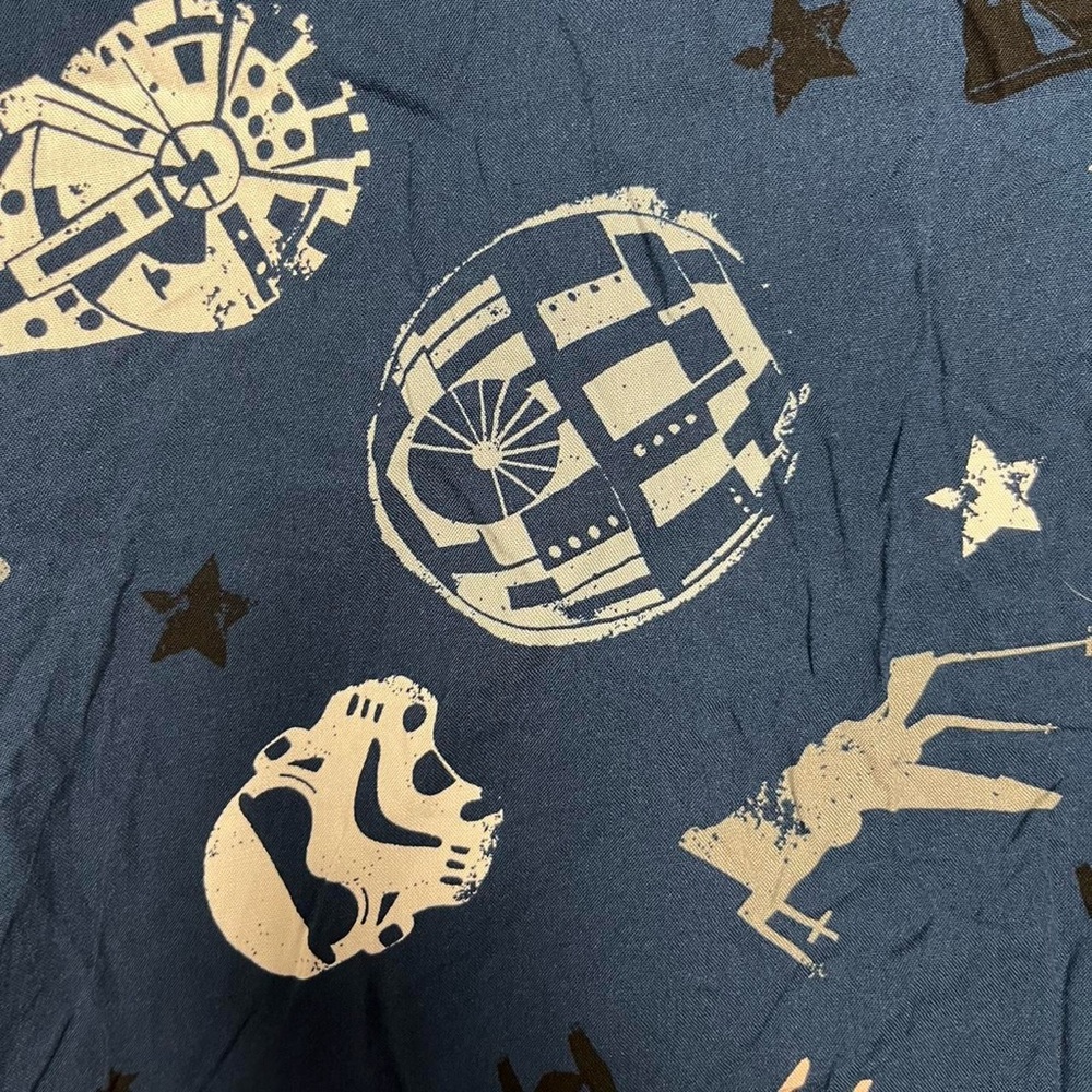NWT Star Wars™ Short-Sleeve Button-Down Shirt – Navy, Size L (Men’s) - Picture 3 of 6